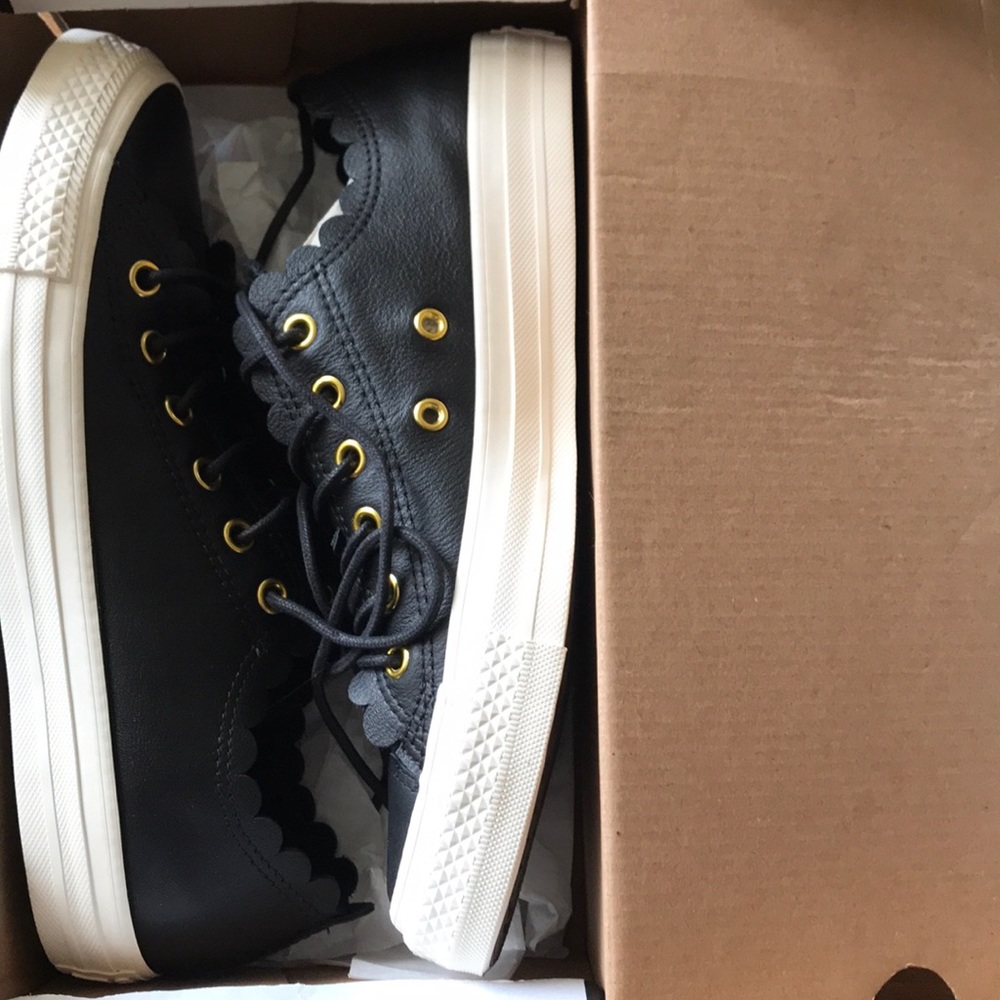 NWOT Black Scallop Converse